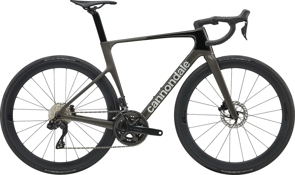Silniční kolo Cannondale SuperSix EVO 5 v černé barvě s výbavou Shimano 105 Di2
