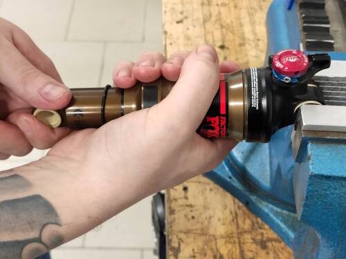 Upnutí tlumiče do svěráku za vrchní oko