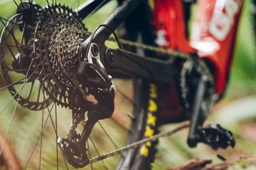 Detail kazety SRAM T-Type a řetězu na MTB kole, pohled ze strany