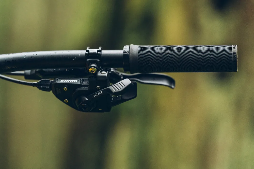 Kokpit MTB s řadicí páčkou SRAM, detail ergonomie ovládání