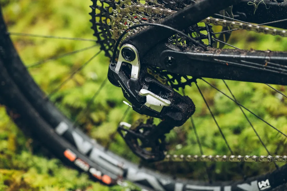 Mechanické řazení SRAM Eagle Transmission na horském kole, detail přehazovačky