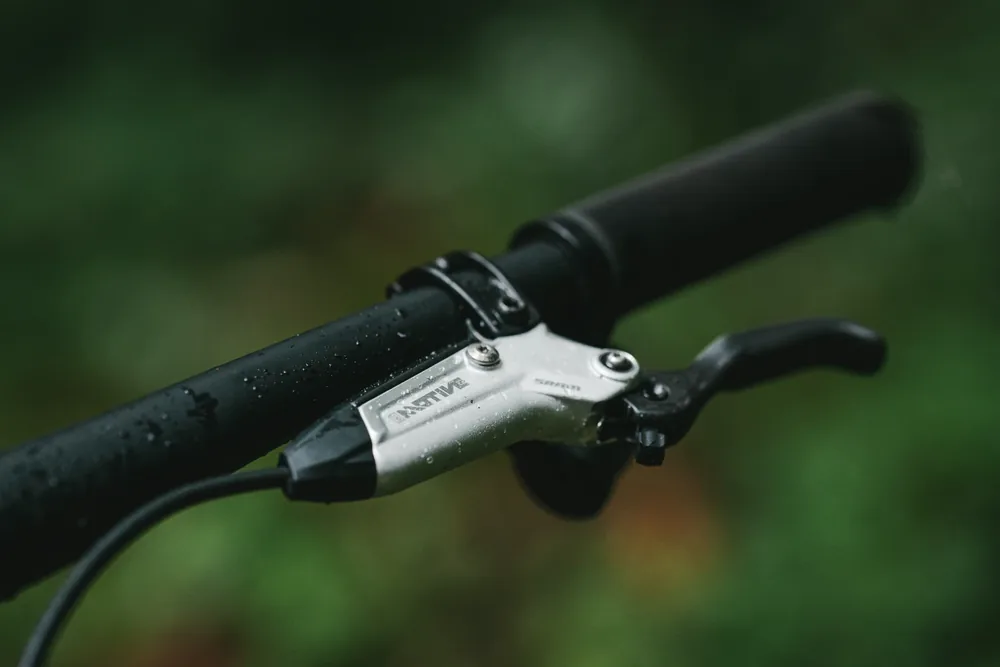SRAM Motive Stealth páka, pohled shora pro čistou integraci na kokpitu