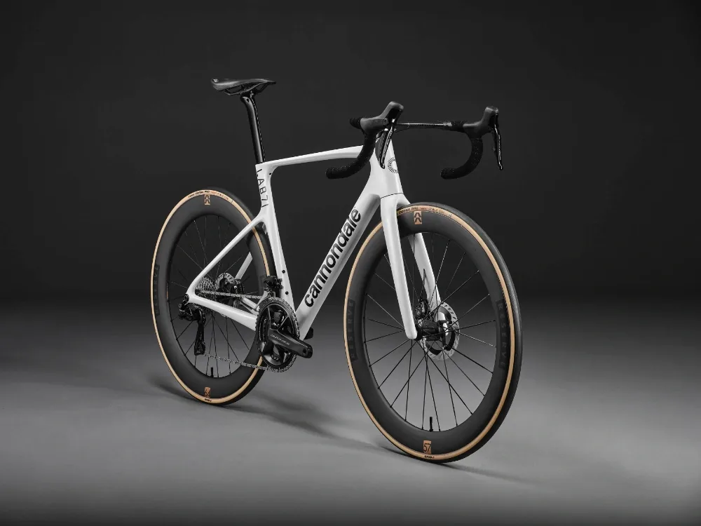 Silniční kolo Cannondale SuperSix EVO LAB71 v bílé barvě
