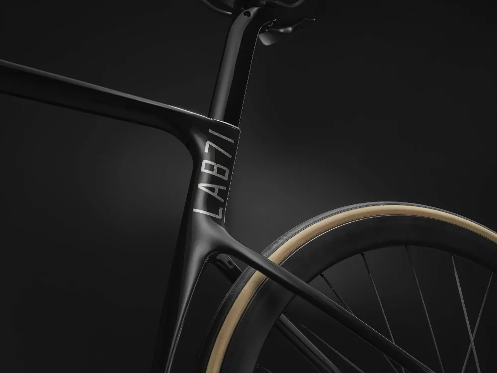 Detail zadní stavby silničního kola Cannondale SuperSix EVO 1 v černé barvě