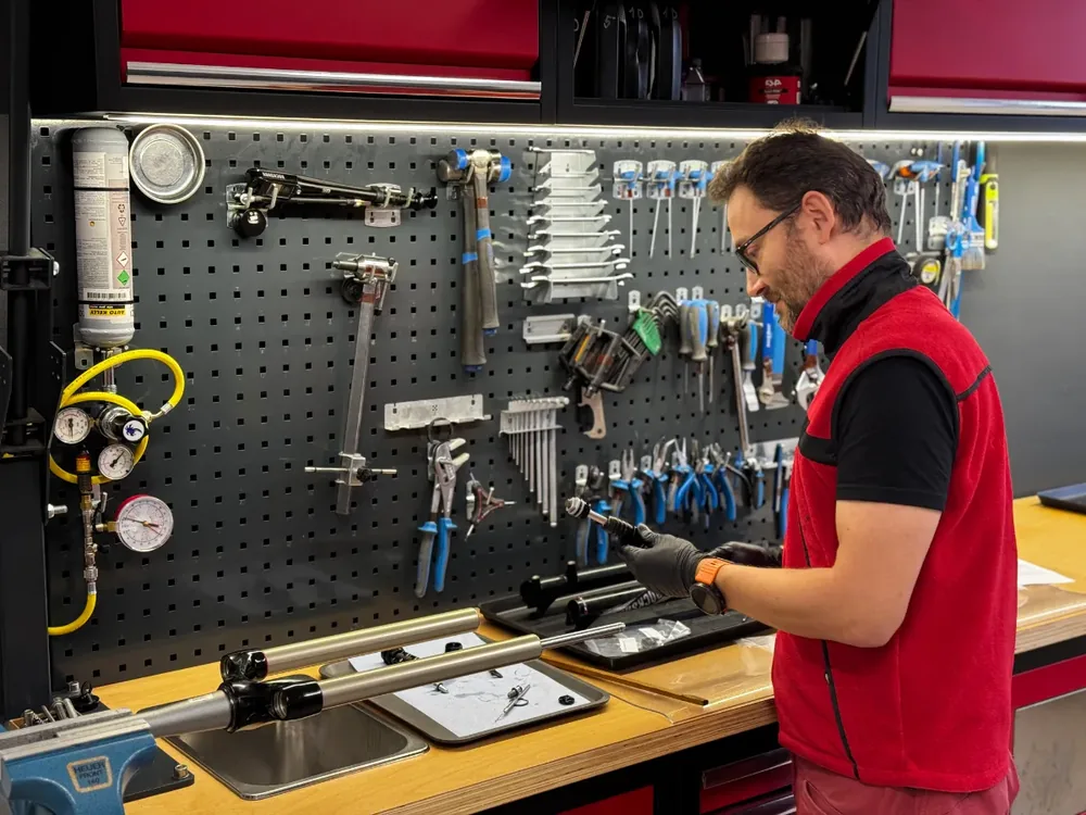 mechanik SPOKE při servisu odpružené vidlice